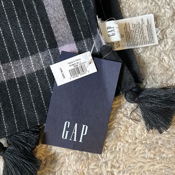 GAP Oversized Scarf/Shawl Charcoal Gray NWT - Picture 8 of 10